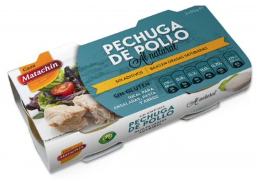 Ensalada de lechuga y pepino con pechuga de pollo en lata y vasito de arroz con lima y albahaca.